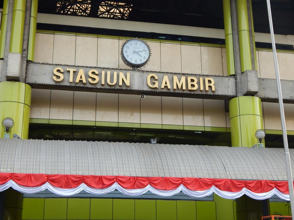 Amaris Hotel Senen Джакарта Экстерьер фото